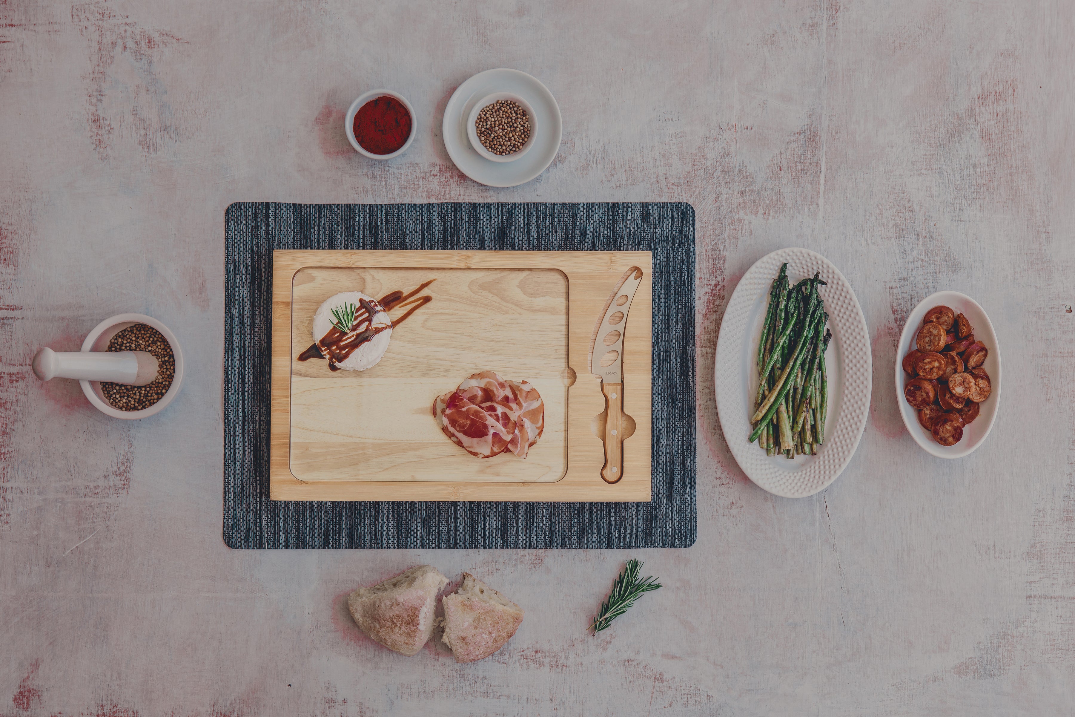 Arkansas Razorbacks Football Field - Icon Glass Top Cutting Board & Knife Set