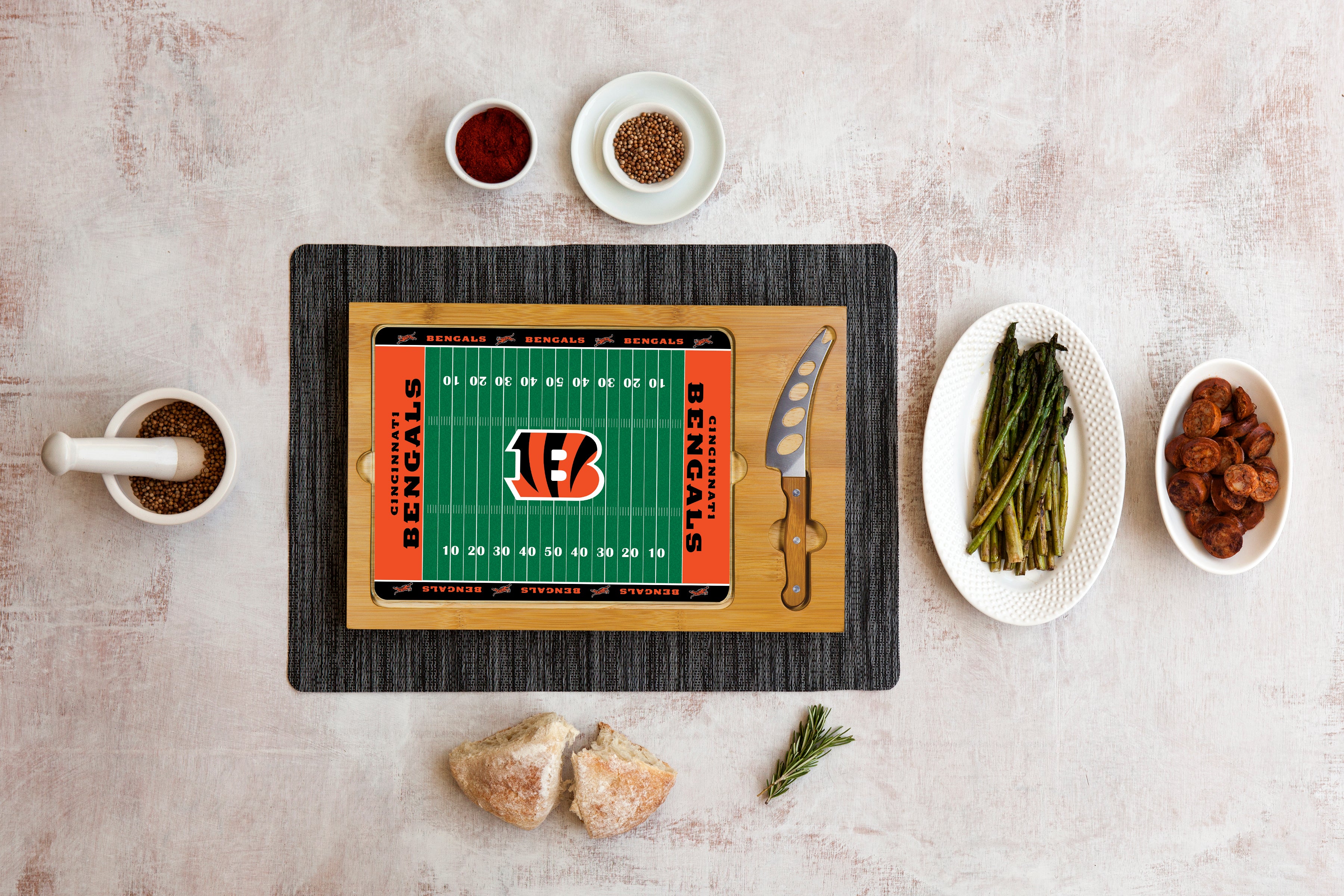 Cincinnati Bengals Football Field - Icon Glass Top Cutting Board & Knife Set