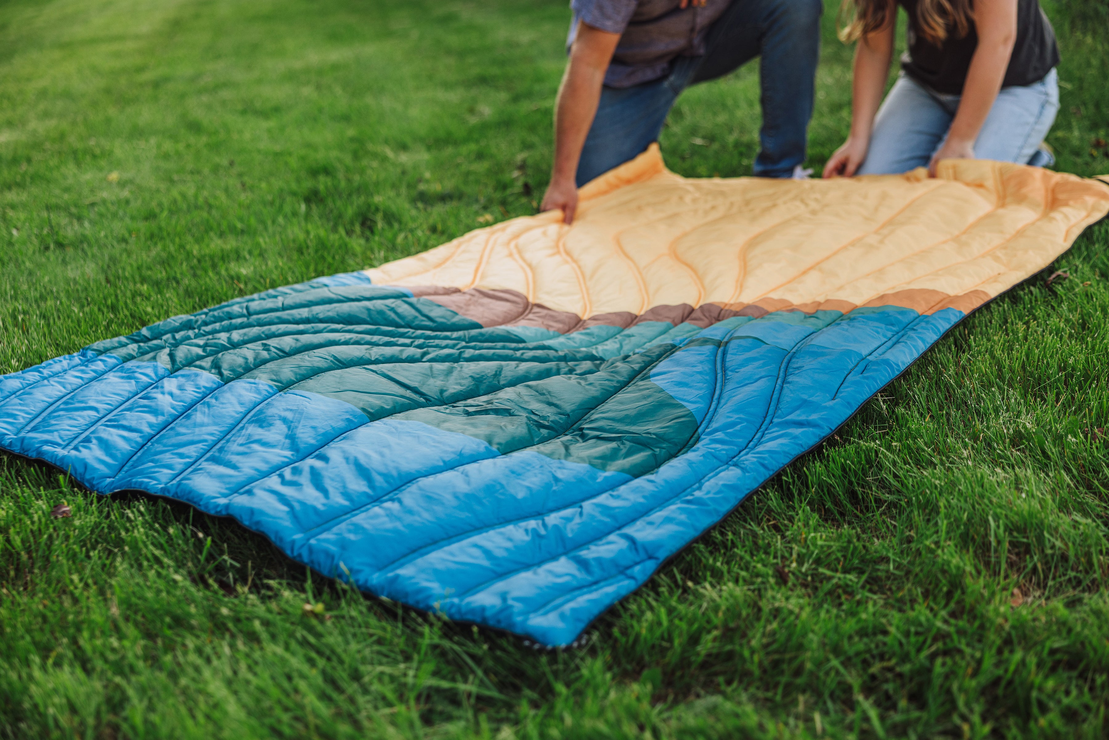 Aura Outdoor Puffer Blanket