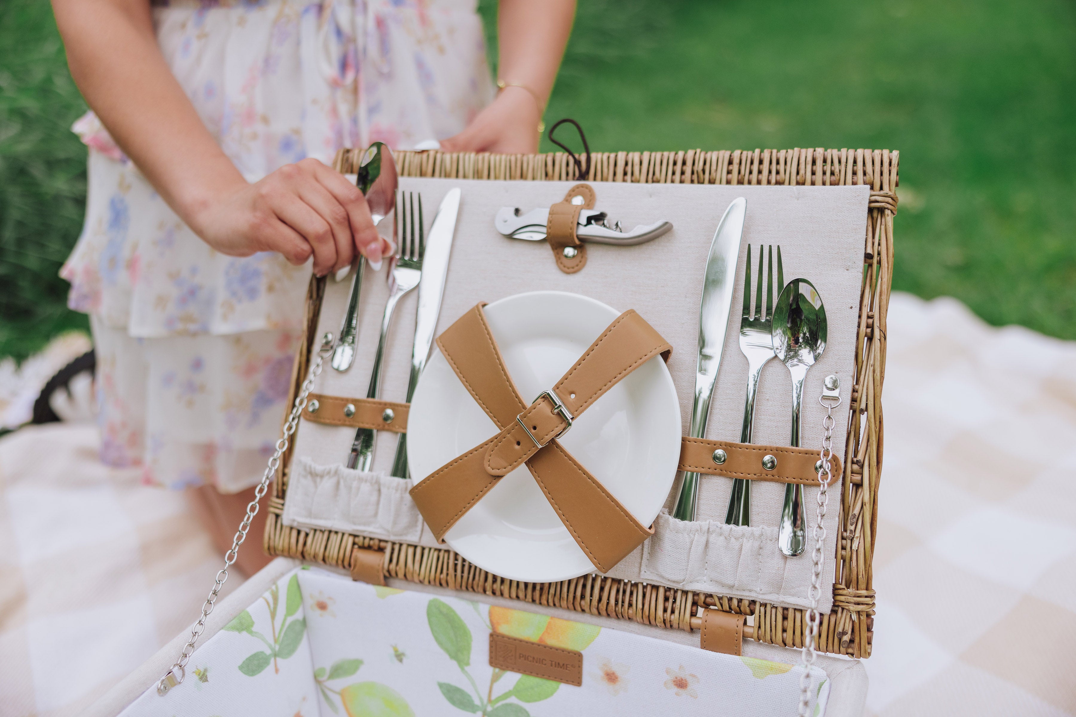 Lemongrove Picnic Basket for 2 - Bees & Lemons