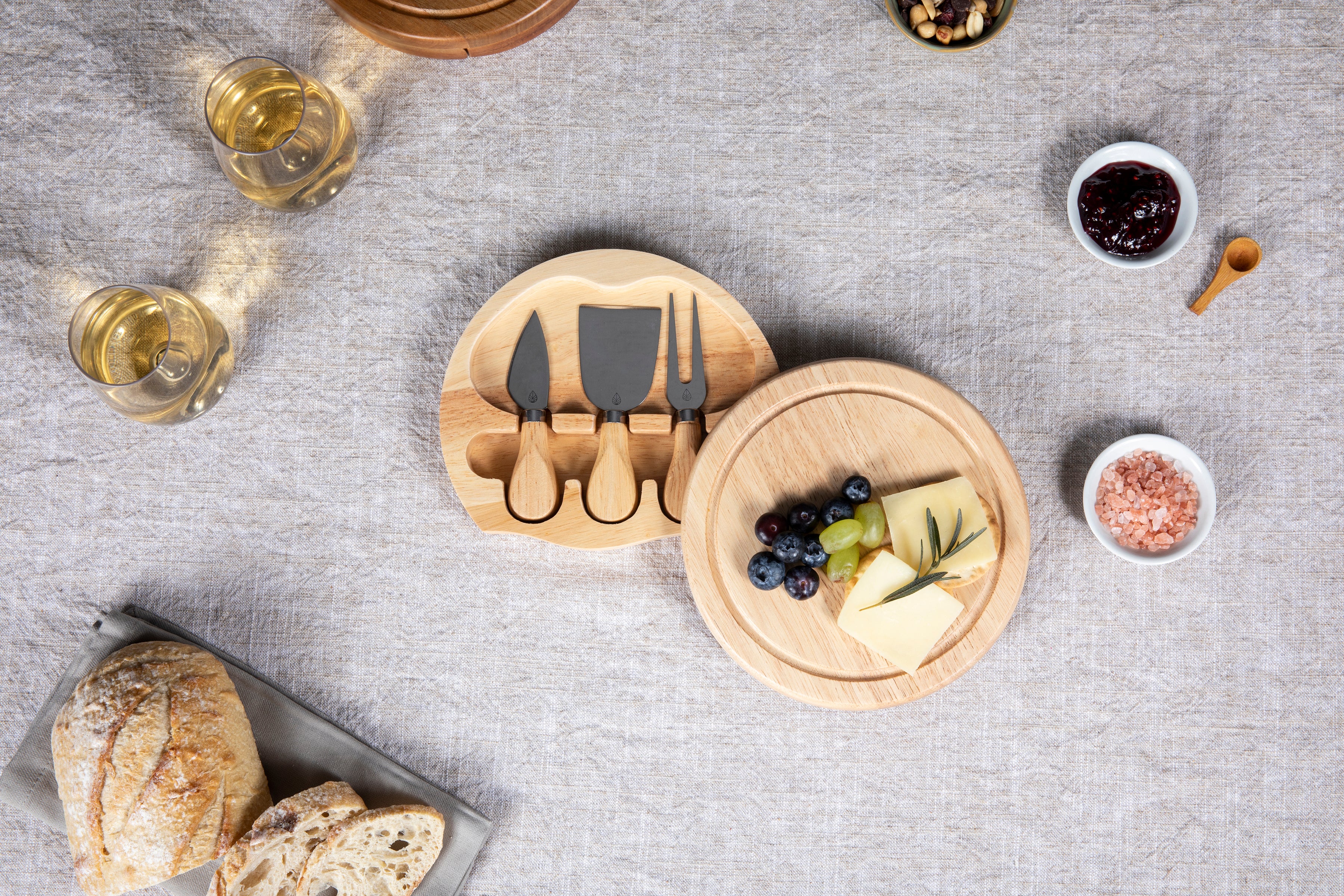 Washington Huskies - Brie Cheese Cutting Board & Tools Set